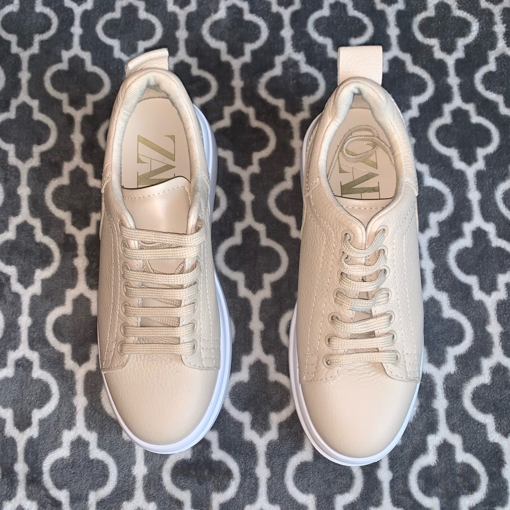 Leather athletic sneakers lace closure. Flexible sole polyurethane foam +comfort